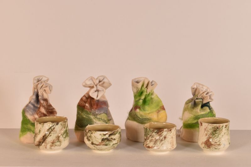 Porcelain tea bowls with case