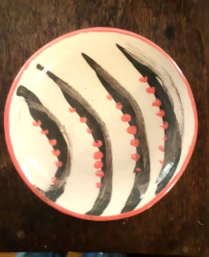 Plate with movement