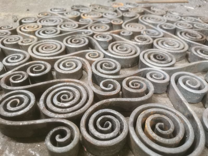 Spiral fire pit grill