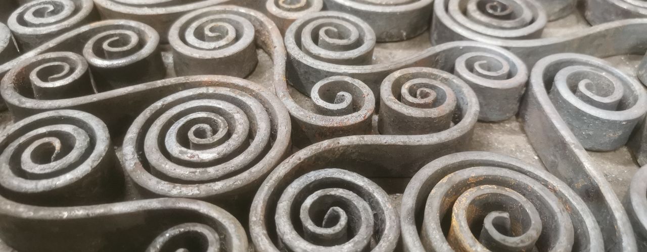 Spiral fire pit grill