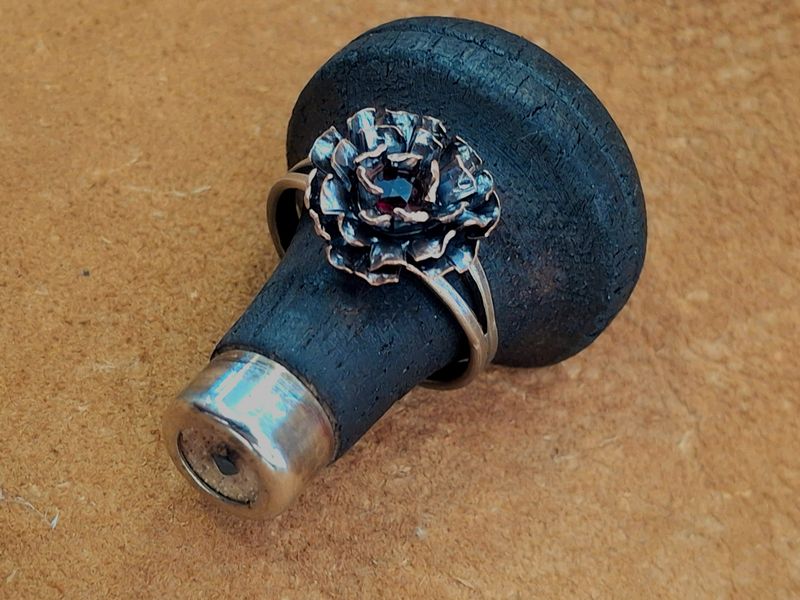 Mixed metal marigold ring, set with a garnet