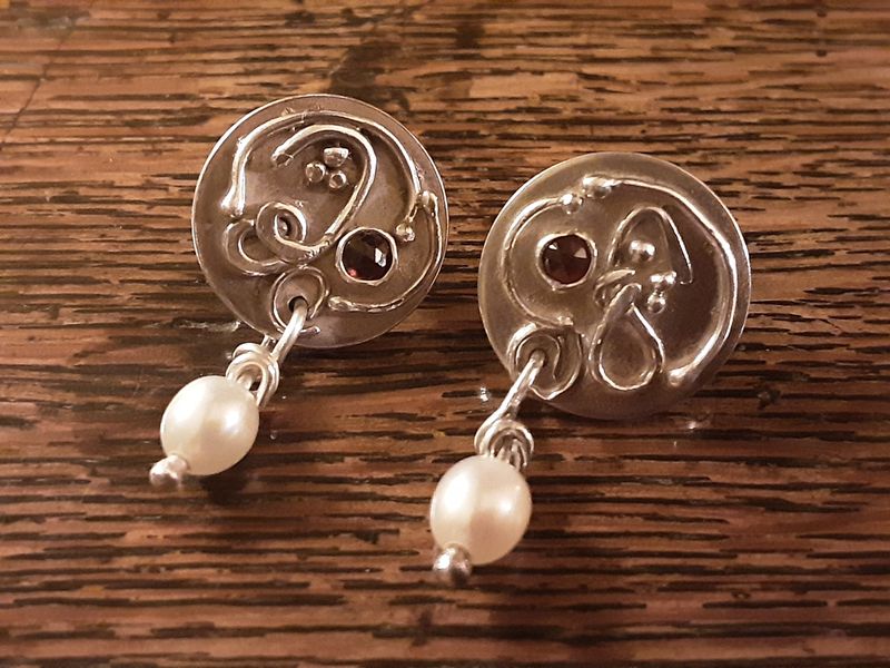 Earrings with garnets and freshwater pearls